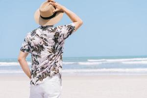 ritratto di uomo asiatico sulla spiaggia foto