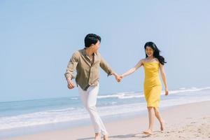 giovane coppia asiatica che si gode le vacanze estive sulla spiaggia?