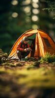 commedia nel natura selvaggia - dell'escursionista divertente tentativo a giocattolo tenda lancio ai generativo foto