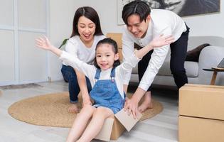 le giovani famiglie asiatiche si trasferiscono insieme in una nuova casa