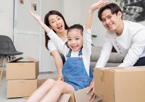 le giovani famiglie asiatiche si trasferiscono insieme in una nuova casa