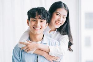 coppia asiatica che si abbraccia felicemente foto