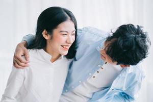 coppia asiatica che si abbraccia felicemente foto