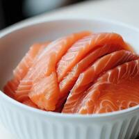 salmone sashimi mettere in bianca ciotolasalmone sashimi mettere in bianca ciotola. ai generativo foto
