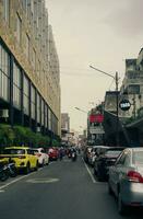 auto parcheggiata su il lato di il strada con un' Visualizza di olandese edifici. foto