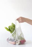 disposizione delle verdure in un sacchetto di tessuto foto