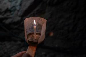 mano Tenere candela nel enoshima iwaya grotta posto nel il ovest fine di enoshima isola nel Fujisawa, Kanagawa, Giappone foto