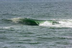 onda sulla spiaggia di vidigal, conosciuta come la lastra dello sheraton a rio de janeiro foto