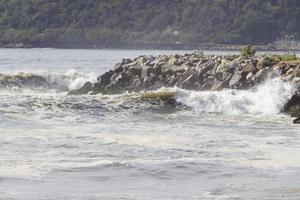 onda sulla spiaggia di flamengo a rio de janeiro foto