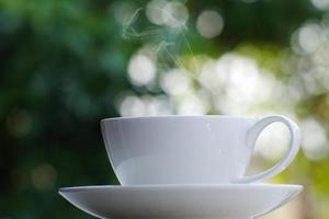 tazza di caffè sul fondo della tavola e caffè al mattino foto