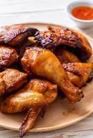 pollo alla griglia e barbecue su un tavolo foto