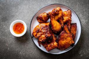 pollo alla griglia e barbecue su un tavolo foto