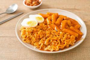 rabokki, o ramen o spaghetti istantanei coreani e tteokbokki in salsa coreana piccante - stile alimentare coreano foto