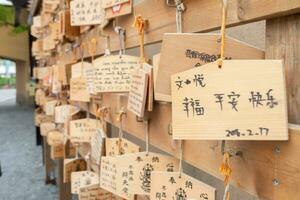 bianca carta cravatta nodo nel tokyo e kyoto Giappone santuario tempio turismo desiderio e pregare per fortuna, simbolo di fede e fortuna spirituale Asia buddismo cultura tradizione speranza per bene opportunità futuro destino foto