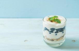 mirtilli freschi e yogurt con muesli - stile di cibo sano foto