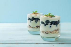 mirtilli freschi e yogurt con muesli - stile di cibo sano foto