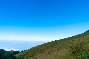bellissimo strato di montagna con nuvole e cielo blu al sentiero naturalistico di Kew Mae Pan a Chiang Mai, Thailandia foto