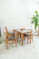 tavolo e sedia vuoti in una caffetteria e in un ristorante caffetteria foto