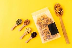 cereali cornflakes di anacardi, mandorle, semi di zucca e semi di girasole - cibo multicereali salutare