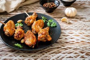 ali di pollo grigliate barbecue con pepe e aglio