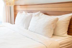 decorazione del cuscino bianco sul letto nell'interno della camera da letto