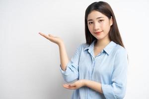 donna asiatica che tiene le mani in alto