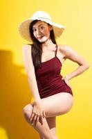 donna asiatica in costume da bagno rosso foto