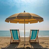 Due prato sedie sotto un ombrello su un' spiaggia foto