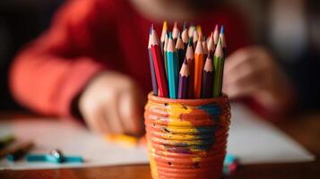 un' bambino è disegno con colorato pastelli nel un' matita titolare ai generativo foto