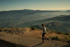 donna corre attraverso il montagne di montserrat nel catalogna, Spagna. foto