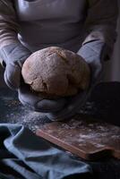 mani in partenza il preparato pane su il tavolo. foto