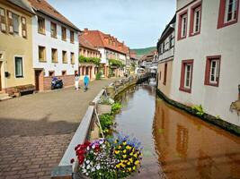 bellissimo vecchio cittadina nel Germania con un' piccolo torrente foto