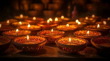 candele erano illuminato dentro vassoi di argilla piatti nel India, Diwali azione immagini, realistico azione fotografie