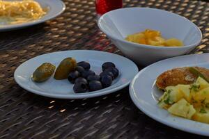 bianca piatti con cibo su Marrone tavolo fatto foto
