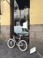una bicicletta bianca parcheggiata davanti a una finestra a madrid, in spagna foto