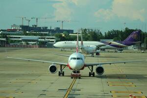 bangkok, Tailandia su luglio 9, 2023. tailandese airways aereo e aria Asia aereo su il grembiule di don mueang internazionale aeroporto. foto