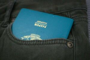 un indonesiano cittadinanza passaporto nel un' verde denim tasca. foto