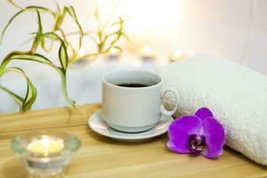 spa-bellezza salone, benessere centro. aromaterapia terme trattamento per il femmina corpo nel il bagno con un' tazza di caffè, candele, oli e sale. foto