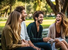 un' gruppo di amici seduta su un' panchina nel il parco ridendo e parlando, mentale Salute immagini, fotorealistico illustrazione foto