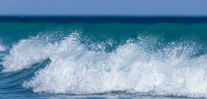 sfondo di oceano onde Crashing su il spiaggia acqua onde ondulazione nel spray acqua spruzzo chiaro acqua acqua foglio struttura 3d illustrazione foto