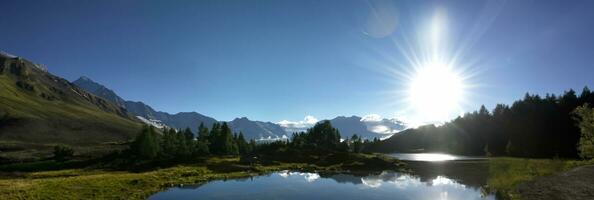 montagne rurale stagno panorama Visualizza di il scenario nel il sera quando il sole brilla foto