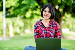 le donne asiatiche sorridono felicemente e laptop. lavorare online messaggistica di comunicazione online apprendimento online concetto di comunicazione online foto