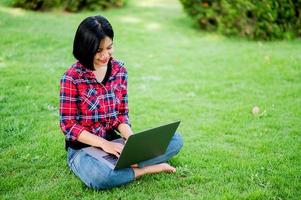 le donne asiatiche sorridono felicemente e laptop. lavorare online messaggistica di comunicazione online apprendimento online concetto di comunicazione online foto