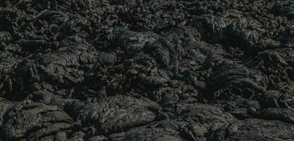 il lava superficie si raffredda e indurisce in roccia ciuffi di buio nero lava foto
