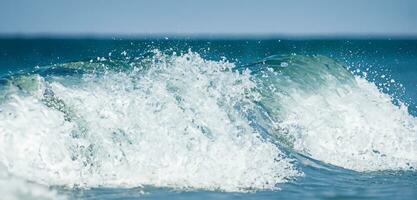 sfondo di oceano onde Crashing su il spiaggia acqua onde ondulazione nel spray acqua spruzzo chiaro acqua acqua foglio struttura 3d illustrazione foto