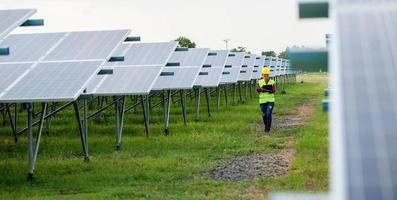 una giovane ingegnere di celle solari sta lavorando sodo. lavorare in energia alternativa energia solare foto