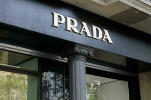 Barcellona, Spagna 10 agosto 2023 prada storefront e logo nel Barcellona foto