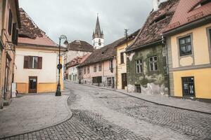 medievale strada con storico edifici nel il cuore di Romania. sibiu il orientale europeo cittadella città. viaggio nel Europa foto