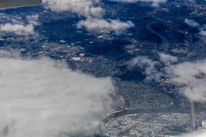 una vista di chicago dall'aria durante l'atterraggio, chicago, illinois, stati uniti foto