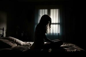 silhouette triste donna sofferenza depressione insonnia sveglio e sedersi solo su il letto nel Camera da letto. sessuale molestia e violenza contro donne, Salute concetto. creato con generativo ai. foto